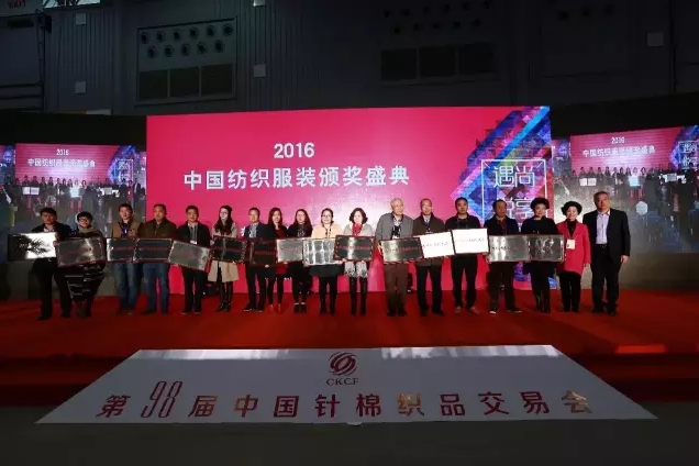 羊绒大衣定做的新风尚：温暖与时尚的完美结合